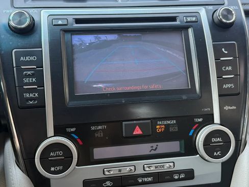 Used 2014 Toyota Camry XLE w/ Leather Package image 18