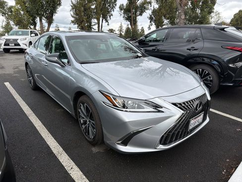 Used 2025 Lexus ES 300h w/ Premium Package image 2