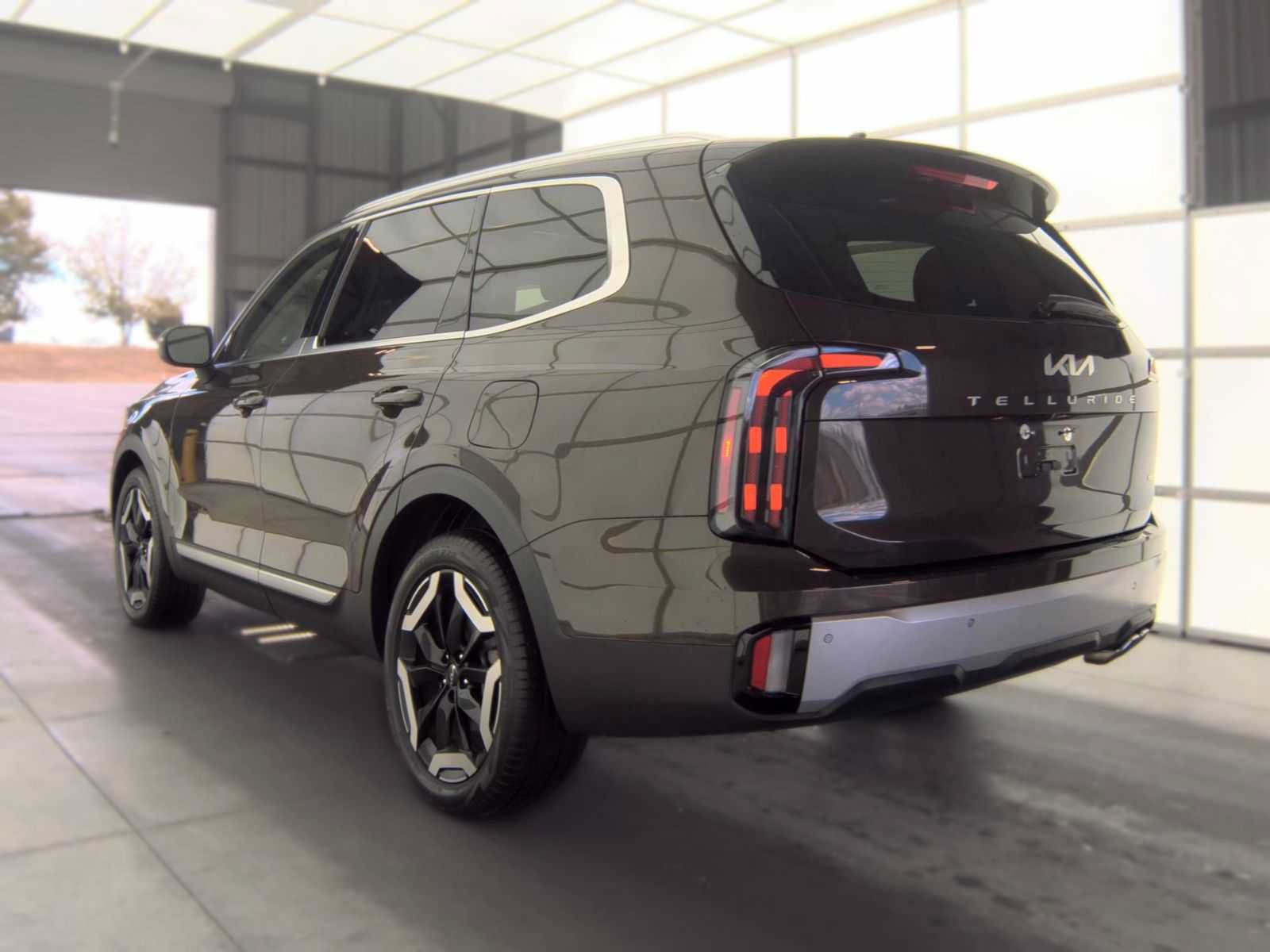 Used 2024 Kia Telluride EX w/ EX Captain's Chair Package AWD/4WD image 4