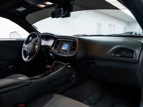 Used 2015 Dodge Challenger SXT image 19