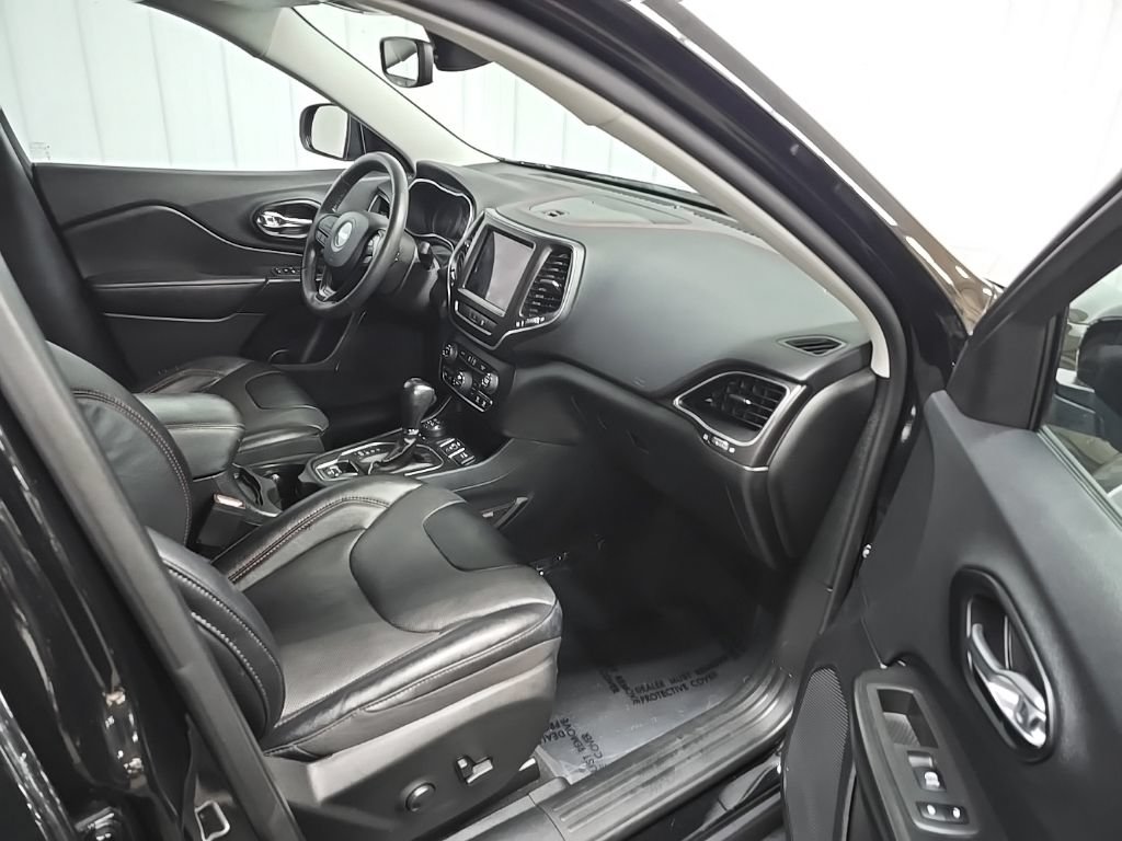 Used 2022 Jeep Cherokee Trailhawk w/ Premium Leather Package AWD/4WD image 17
