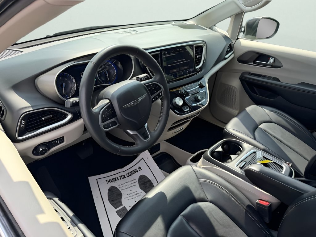Used 2023 Chrysler Pacifica Touring-L FWD image 15