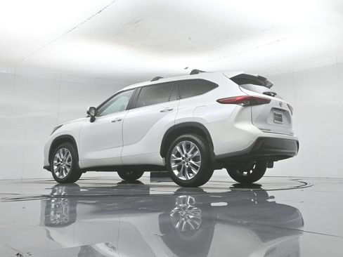 Used 2022 Toyota Highlander Limited FWD image 57