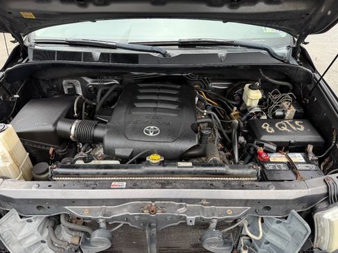 Used 2011 Toyota Tundra 4x4 CrewMax w/ SR5 Pkg image 31