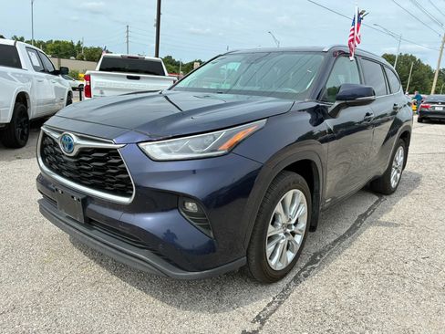 Used 2024 Toyota Highlander Limited AWD/4WD image 2