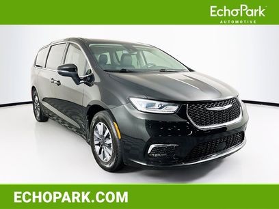 Used 2023 Chrysler Pacifica Touring-L