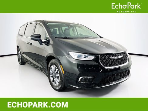 Used 2023 Chrysler Pacifica Touring-L FWD image 1