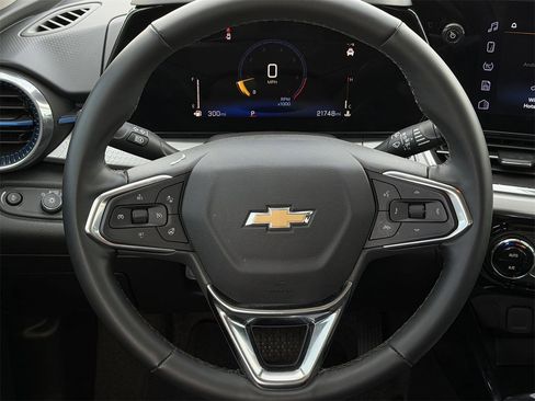 Certified 2025 Chevrolet Trax LT w/ LT Convenience Package image 13