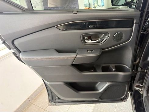 Used 2025 Honda Pilot TrailSport image 19
