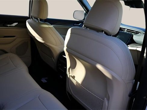 New 2025 Jeep Grand Cherokee Limited image 18