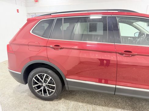 Used 2021 Volkswagen Tiguan SE w/ Panoramic Sunroof Package image 9