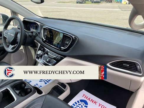 Used 2023 Chrysler Pacifica Touring-L FWD image 42