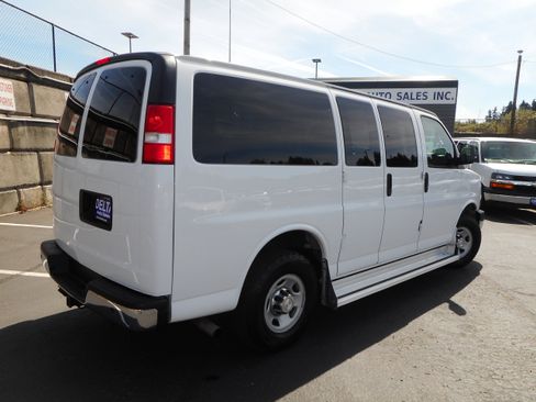 Used 2017 Chevrolet Express 3500 LT w/ LT Preferred Equipment Group image 7
