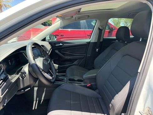 Used 2022 Volkswagen Jetta SE w/ Panoramic Sunroof Package FWD image 5