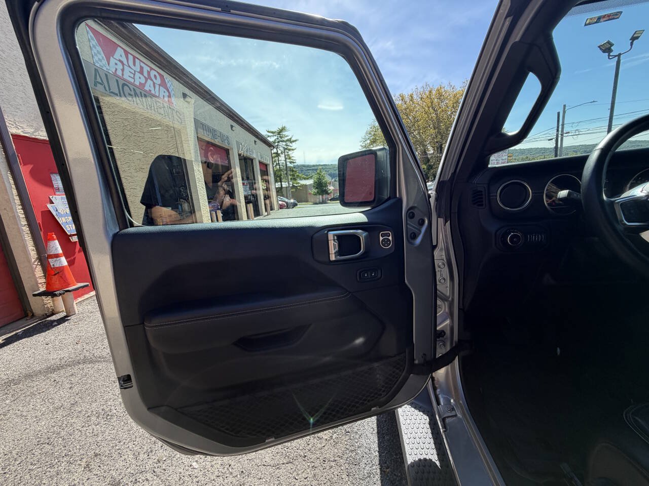 Used 2018 Jeep Wrangler Unlimited Sahara AWD/4WD image 35