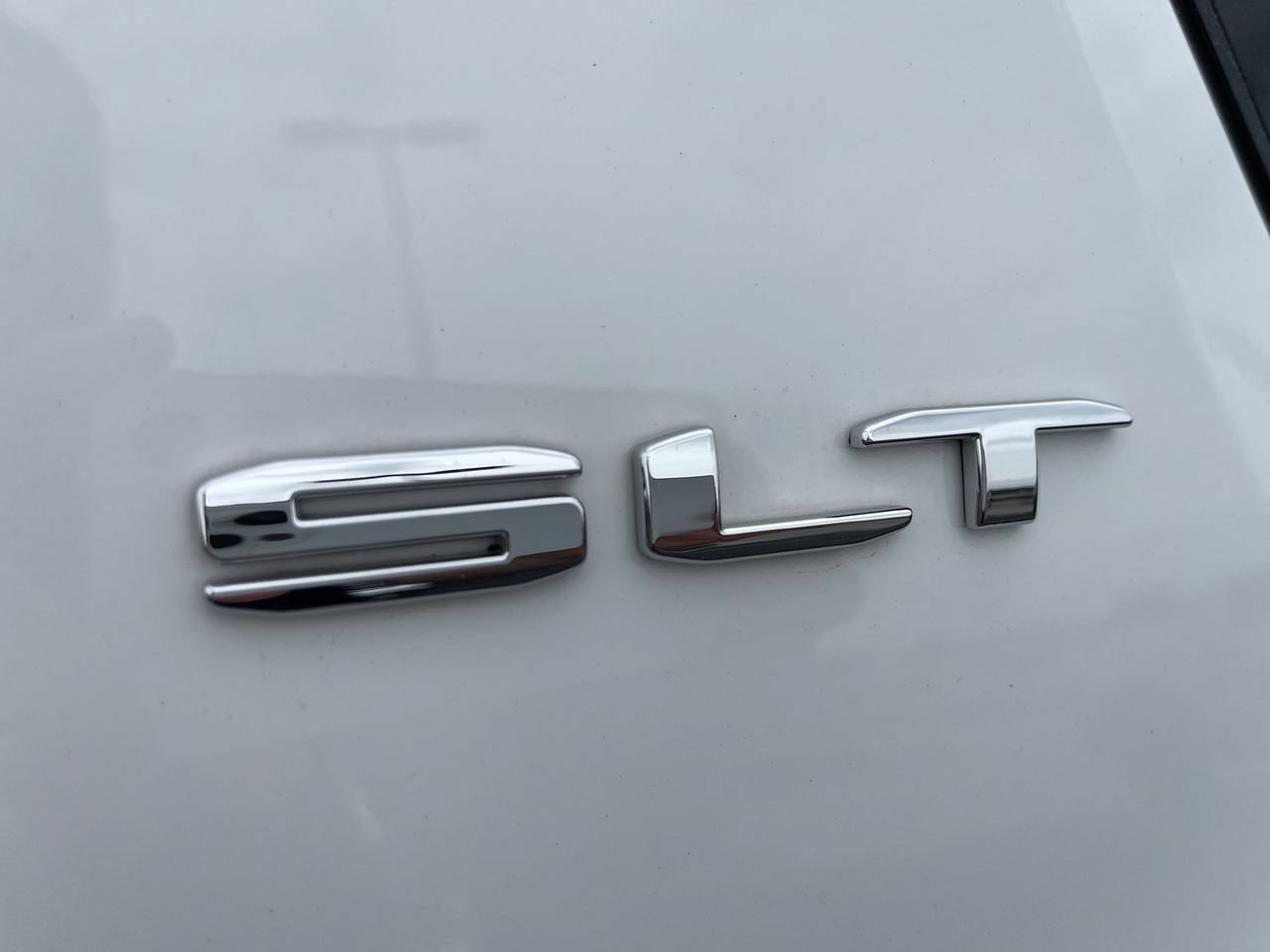 Certified 2023 GMC Acadia SLT w/ Technology Package FWD image 32