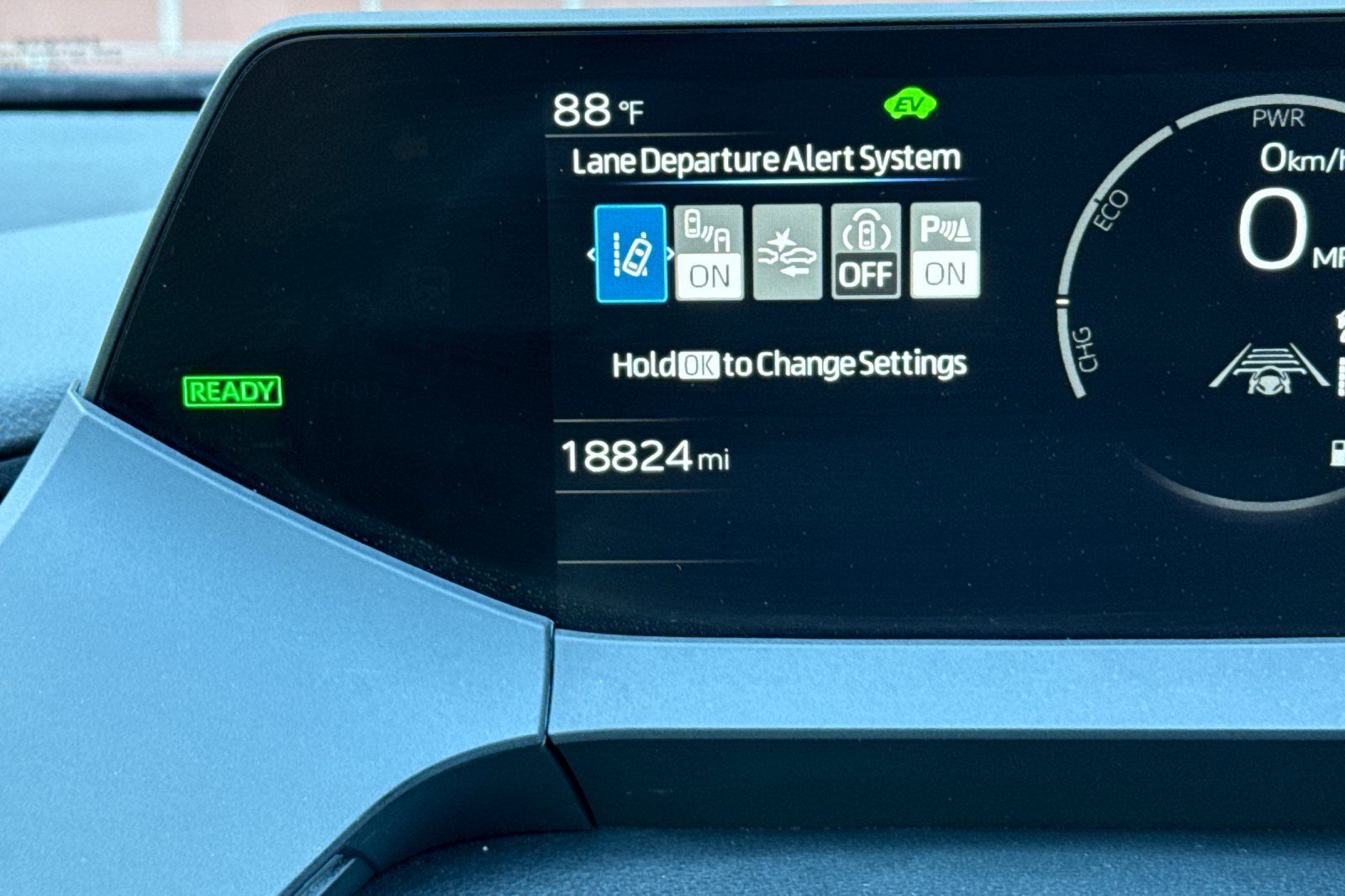 Used 2025 Toyota Prius LE FWD image 31
