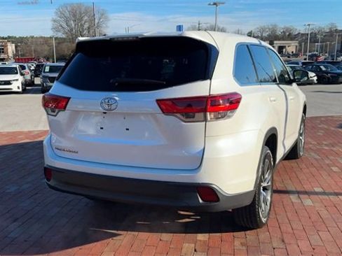 Used 2019 Toyota Highlander LE image 2