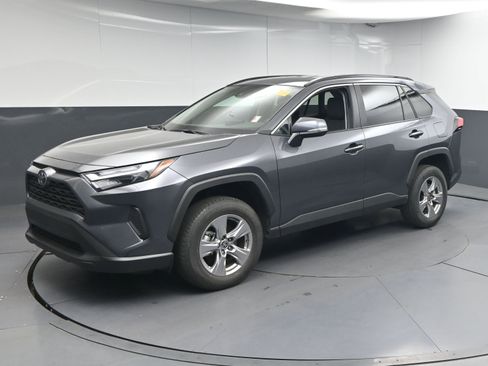 Used 2022 Toyota RAV4 XLE FWD image 4