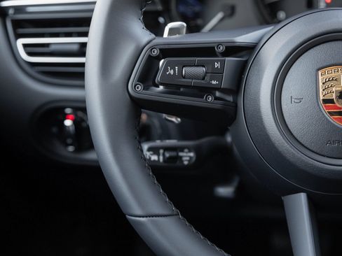 Certified 2026 Porsche Macan AWD/4WD image 15