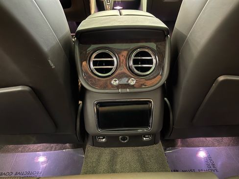 Used 2022 Bentley Bentayga AWD/4WD image 32