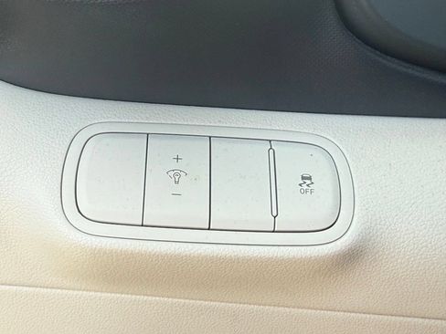Used 2023 Hyundai Venue Limited FWD image 15