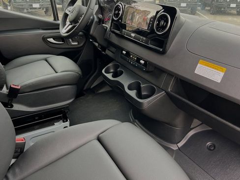 Used 2024 Mercedes-Benz Sprinter 2500 image 15