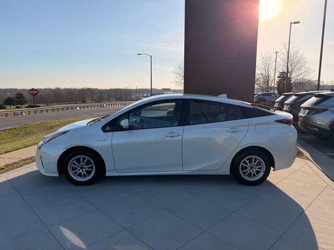 Used 2017 Toyota Prius Four image 2