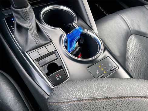 Used 2020 Toyota Camry XLE image 32