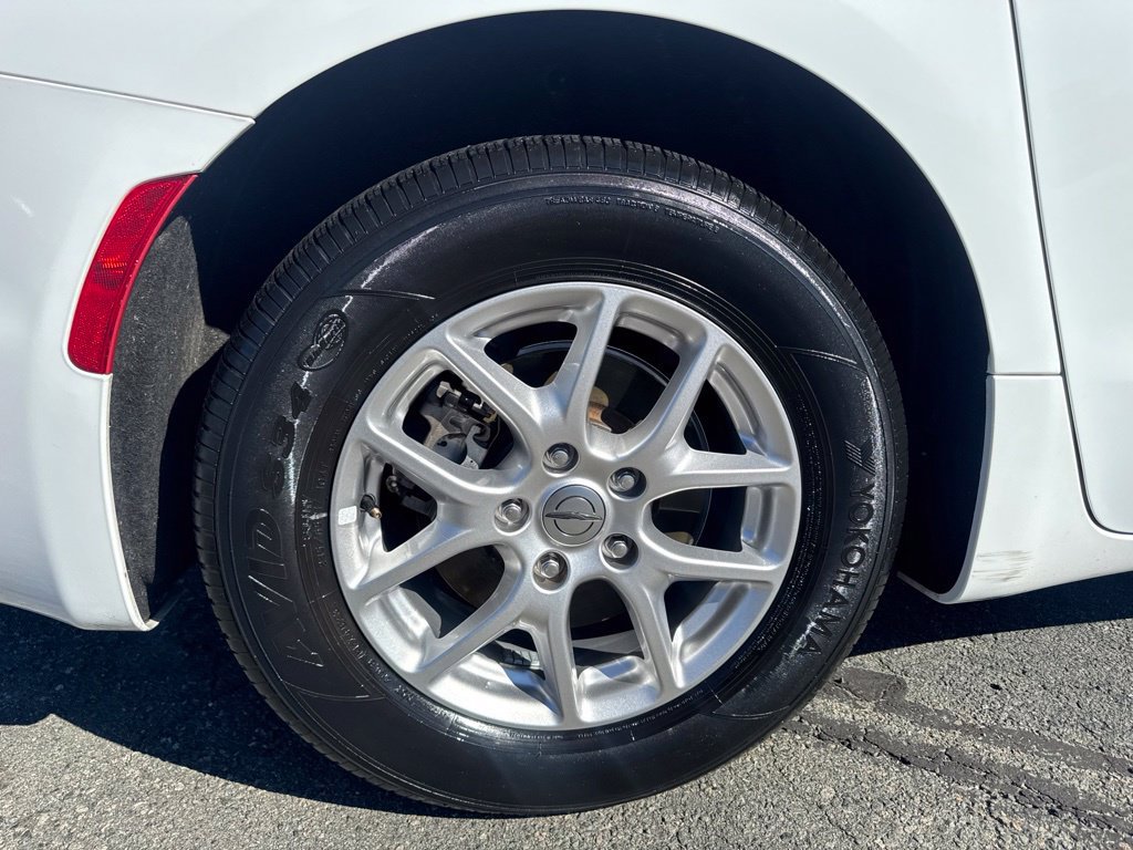Used 2024 Chrysler Pacifica Touring-L FWD image 22