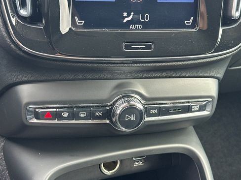 Used 2020 Volvo XC40 T5 Momentum image 19