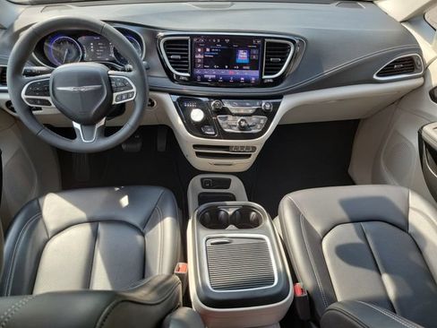 Used 2023 Chrysler Pacifica Touring-L AWD/4WD image 27