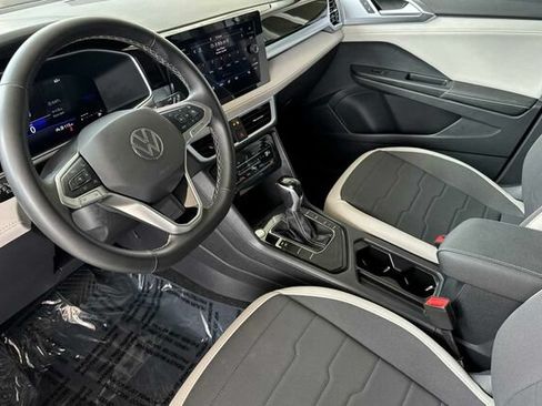 Used 2025 Volkswagen Taos SE FWD image 10