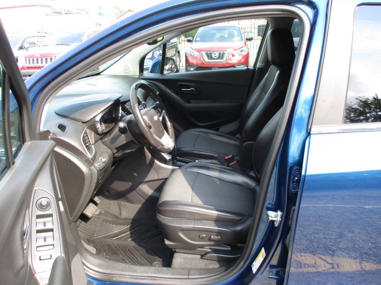 Used 2020 Chevrolet Trax LT w/ LT Convenience Package FWD image 4