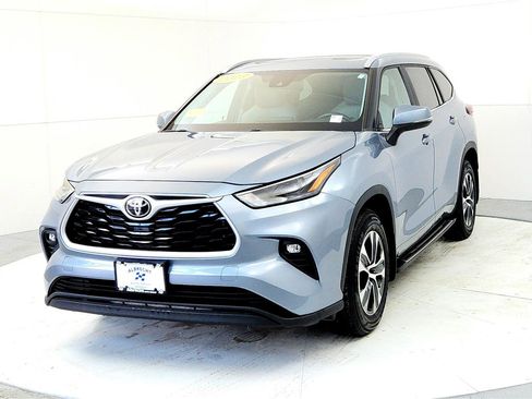Used 2023 Toyota Highlander XLE image 2