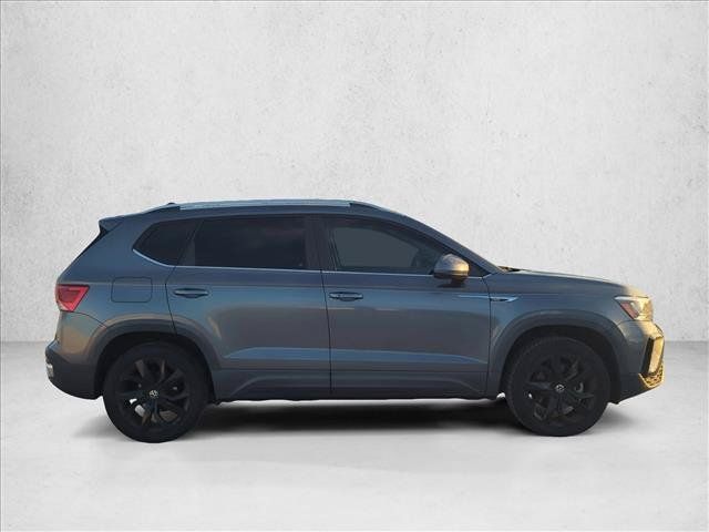 Used 2023 Volkswagen Taos SE FWD image 4
