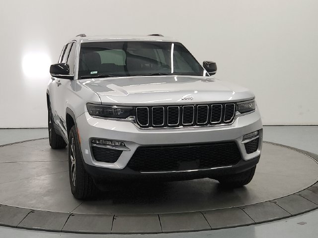Used 2025 Jeep Grand Cherokee Limited RWD image 3