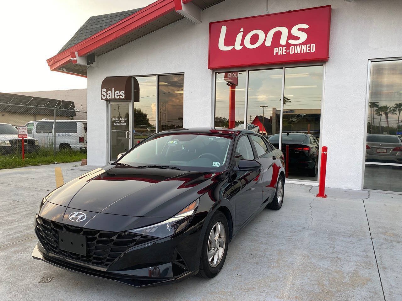 Used 2021 Hyundai Elantra SE FWD image 2