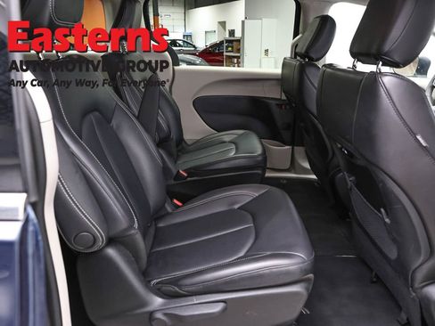 Used 2023 Chrysler Pacifica Touring-L FWD image 24