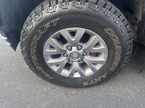 Used 2017 Toyota Tacoma SR5 w/ Tow Package AWD/4WD image 9
