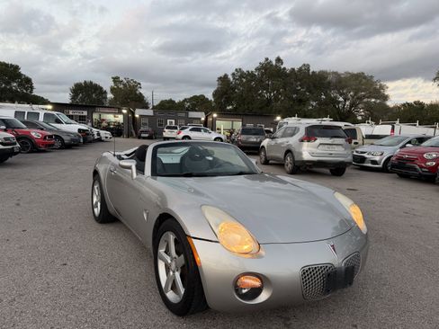 Used 2009 Pontiac Solstice Convertible w/ Preferred Package image 3