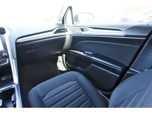 Used 2020 Ford Fusion SE image 9