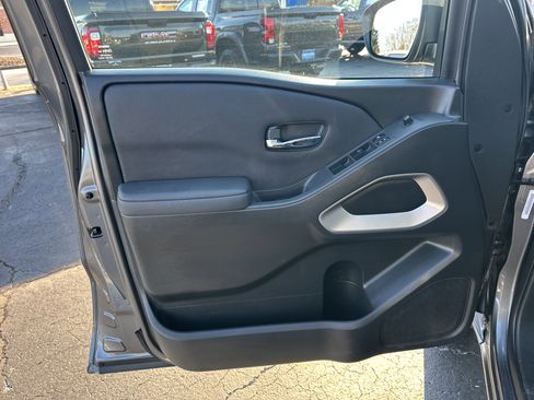Used 2022 Nissan Frontier SV image 11