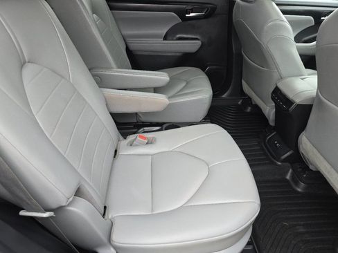 Used 2021 Toyota Highlander XLE FWD image 26