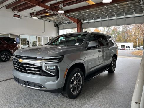 Used 2025 Chevrolet Suburban LT w/ Comfort Package image 4