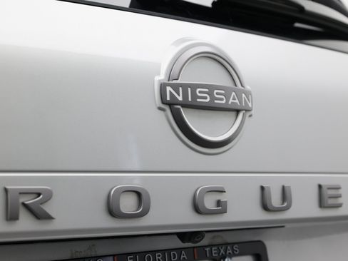 Used 2025 Nissan Rogue SV AWD/4WD image 14