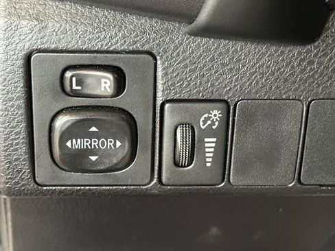 Used 2018 Toyota Corolla LE FWD image 30
