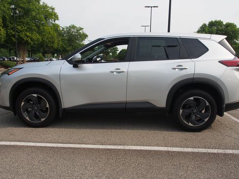 Used 2024 Nissan Rogue SV FWD image 4