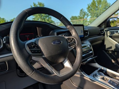 Used 2023 Ford Explorer XLT w/ Equipment Group 202A AWD/4WD image 29