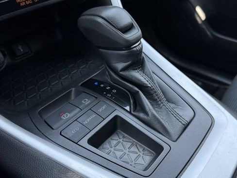 Used 2021 Toyota RAV4 LE FWD image 18